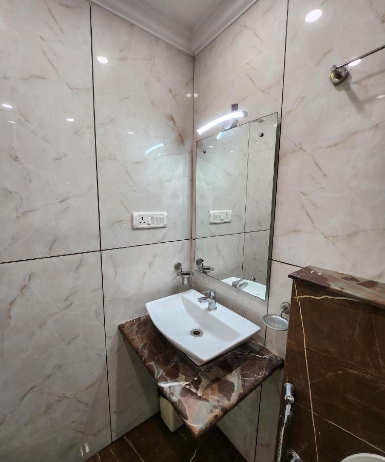 Capital O 6408 Hotel Delhi Heart ニューデリー エクステリア 写真