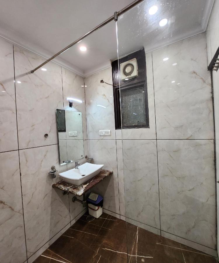 Capital O 6408 Hotel Delhi Heart ニューデリー エクステリア 写真