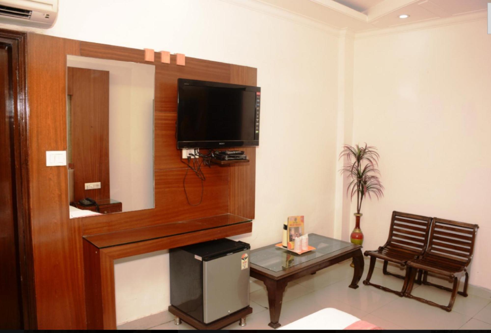 Capital O 6408 Hotel Delhi Heart ニューデリー エクステリア 写真